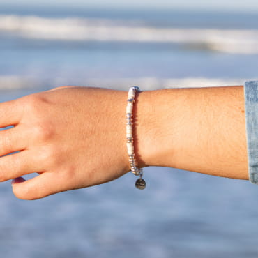 Bracelet pour femme Maestro argenté et blanc en perles, bijou artisanal