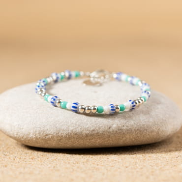 Marinière est un bracelet coloré et lumineux qui apporte de la joie et de la bonne humeur au quotidien. Composé de perles en verre vert émeraude, blanches et rayées bleu marine et blanc, ce bracelet offre une touche d'originalité à tous vos looks. A porter seul ou à assortir, ce bijou s'adapte aux envies de chacun.