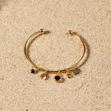 Retour de plage propose des bijoux fantaisie fabriqués avec des matériaux de qualité : céramique, lin, perles de verre, hématite, quartz, amazonite, perles de rivière, perle de jade, lapis lazuli, perles de culture, pierre de sable, etc.