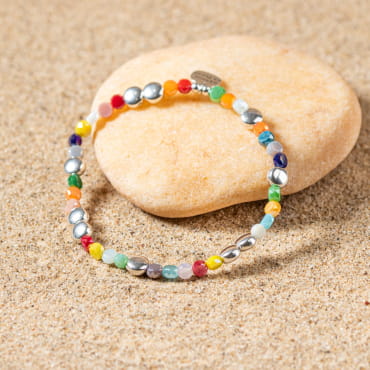 Bracelet Multi multicolore sur base argentée, perles rondes aux teintes joyeuses.