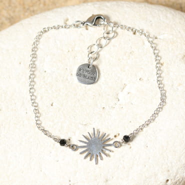 Découvrez le bracelet Sun, un bijou marin fabriqué en France sur l’Île d’Oléron par des monteuses qualifiées.