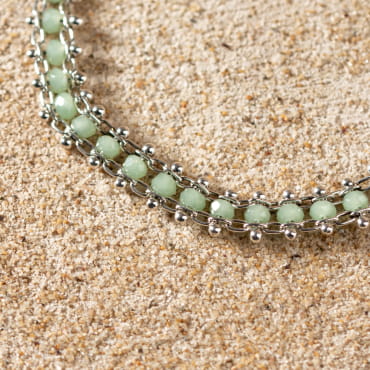 Découvrez le bracelet Taiji, un bijou marin fabriqué en France sur l’Île d’Oléron par des monteuses qualifiées.