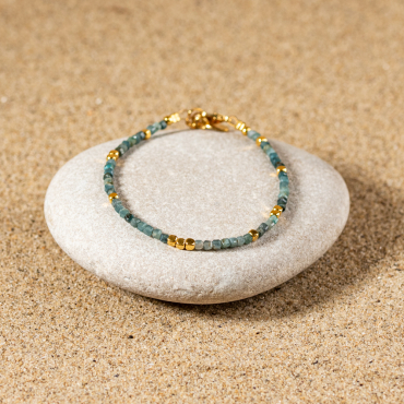 Bracelet Taurus : un bracelet fin et élégant composé de pierres de tourmaline bleu gris et en hématite doré.