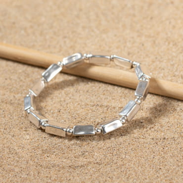 Retour de plage, une entreprise locale engagée dans le développement durable qui créée et fabrique des bijoux fantaisies made in France sur l’Île d’Oléron.