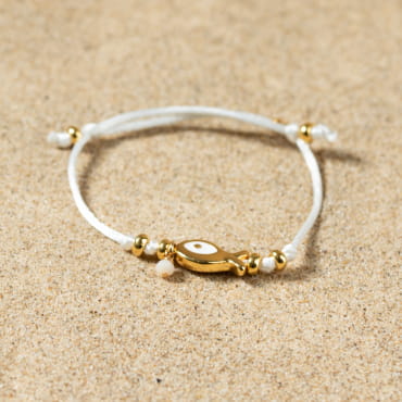 Bracelet Wanda blanc et doré, réglable, pendentif poisson. Fait à la main en France.