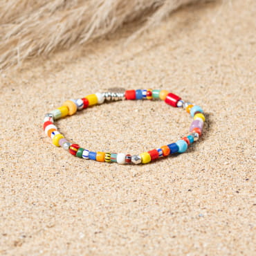 Bracelet Wonka multicolore en perles rayées, esprit ludique et joyeux.