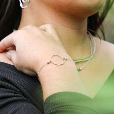 Retour de plage, une entreprise locale engagée dans le développement durable qui créée et fabrique des bijoux fantaisies made in France sur l’Île d’Oléron.