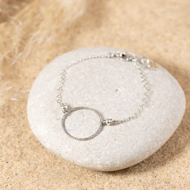 Retour de plage vous propose des colliers, bracelets, boucles d’oreilles, bracelets de chevilles, porte-clefs, parfums, cabas et bagues pour femme, homme et enfant pour que chacun trouve son bonheur.