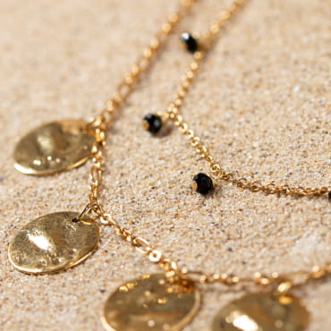 Les bijoux Retour de plage sont des bijoux fantaisie authentiques et uniques faits de perles naturelles qui racontent une histoire de nature ou d’océan à partager en famille ou entre amis.