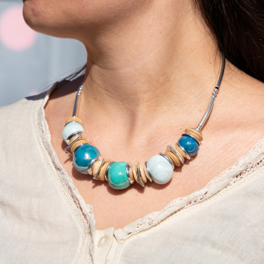 collier Coco porté, composé de perles bleu ciel et argentées, style coloré et estival