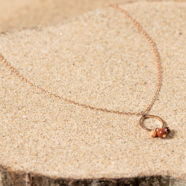 Retour de plage propose des bijoux fantaisie fabriqués avec des matériaux de qualité : céramique, lin, perles de verre, hématite, quartz, amazonite, perles de rivière, perle de jade, lapis lazuli, perles de culture, pierre de sable, etc.