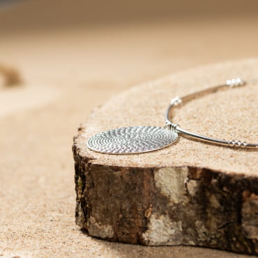 Collier Jody : un bijou tendance et raffiné qui se distingue par sa médaille ronde en argent.