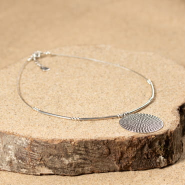 Collier Jody : un bijou tendance et raffiné qui se distingue par sa médaille ronde en argent.