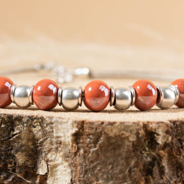 Les bijoux Retour de plage sont des bijoux fantaisie authentiques et uniques faits de perles naturelles qui racontent une histoire de nature ou d’océan à partager en famille ou entre amis.