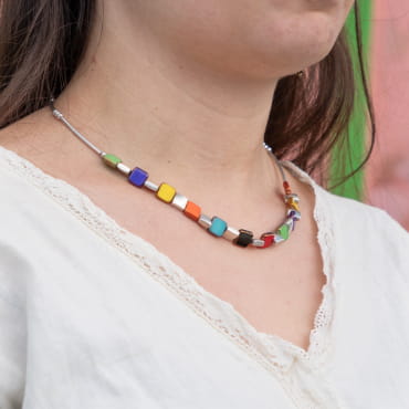 collier Mosaïk porté, perles multicolores et monture argentée