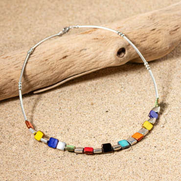 collier Mosaïk multicolore à perles cubiques, lien argenté, posé sur fond bois