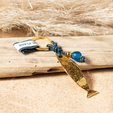 Retour de plage vous propose des colliers, bracelets, boucles d’oreilles, bracelets de chevilles, porte-clefs, parfums, cabas et bagues pour femme, homme et enfant pour que chacun trouve son bonheur.