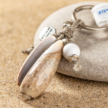 Retour de plage propose des bijoux fantaisie fabriqués avec des matériaux de qualité : céramique, lin, perles de verre, hématite, quartz, amazonite, perles de rivière, perle de jade, lapis lazuli, perles de culture, pierre de sable, etc.