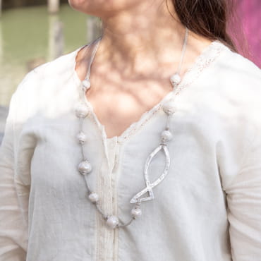 sautoir Ottel porté, chaîne argentée et perle blanche centrale, bijou raffiné