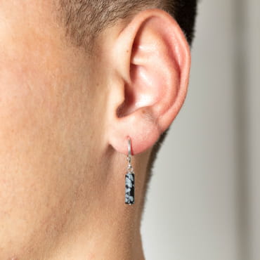 Découvrez les boucles d’oreilles Henrik, un bijou marin fabriqué en France sur l’Île d’Oléron par des monteuses qualifiées.