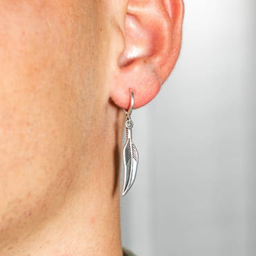 Découvrez les boucles d’oreilles Hugh, un bijou marin fabriqué en France sur l’Île d’Oléron par des monteuses qualifiées.