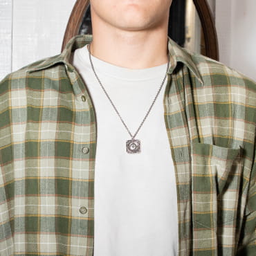 Derrick est un collier pour homme composé d'une chaîne et d'une médaille en métal plaqué argent 999. Il est fabriqué en France sur l'ïle d'Oléron.