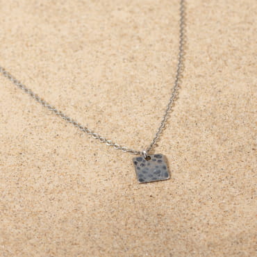 Retour de plage propose des bijoux fantaisie multicolore, blanc, sable, bleu nuit, turquoise, couleur ficelle, anthracite, ou autre alors choisissez les matières qui vous plaisent et les textures que vous aimez.