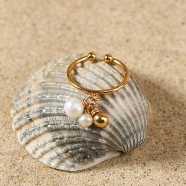 Bague Lisette dorée à l’or fin et fleur blanche, bijou artisanal français raffiné