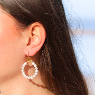 Boucles d’oreilles Katell dorées avec perles blanches, élégantes et artisanales