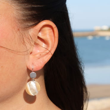 Boucles d’oreilles Calanque en métal argenté avec perles beige, fabrication artisanale française.