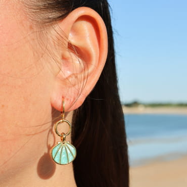 Boucles dâoreilles Caliopee dorĂ© avec pendentifs turquoise, crĂ©ation artisanale française