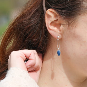 Boucles d’oreilles Épine en métal argenté avec perles bleues, fabrication française.