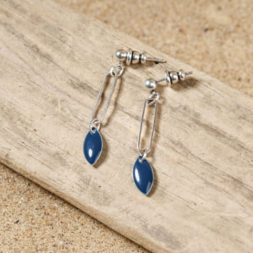 Boucles d’oreilles Épine en métal argenté ornées de perles bleues, fabrication française.