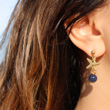Boucles d’oreilles Niki en métal doré et perles bleu marine, bijou artisanal français