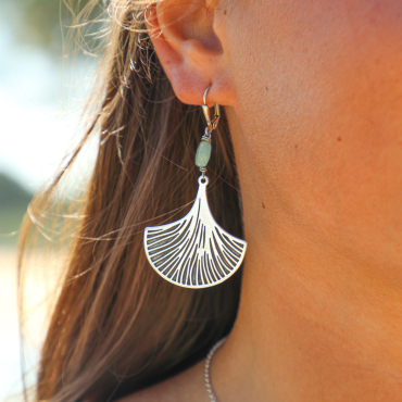 Boucles d’oreilles Ginkgo en métal plaqué argent et émail vert, bijou artisanal français inspiré de la nature.