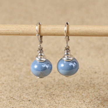 Boucles Seiche argentées et perles bleu Montana, création française inspirée de la mer.