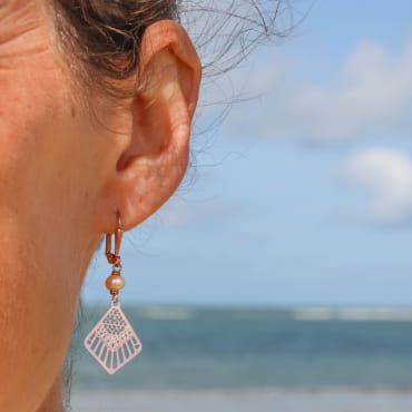 Boucles d’oreilles Adeline en métal doré et pendentifs rose saumon, fabrication artisanale française.