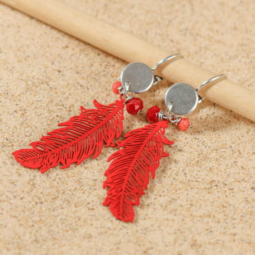 Boucles Ara argentées avec plumes rouges éclatantes, style tropical – création artisanale française