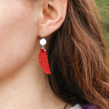 Boucles Ara rouges en métal argenté, portées – style ethnique et audacieux