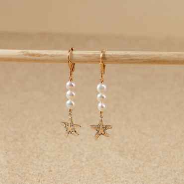 Boucles d'oreilles Ariel blanc et doré. Fait à la main en France.