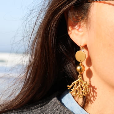 Boucles Bahari entièrement dorées portées en extérieur – fabrication artisanale française