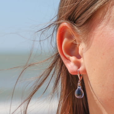 Boucles d’oreilles Ballon en métal argenté et perles bleu-gris, fabrication française.