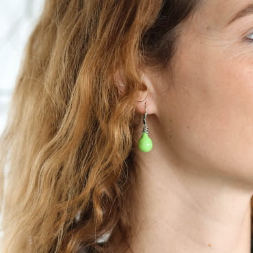 Boucles Ballon argentées, perles vertes arrondies, douceur et rondeur vintage