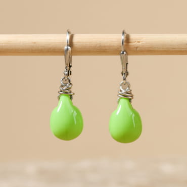 Boucles Ballon argentées, perles vert émeraude, design original – création artisanale française