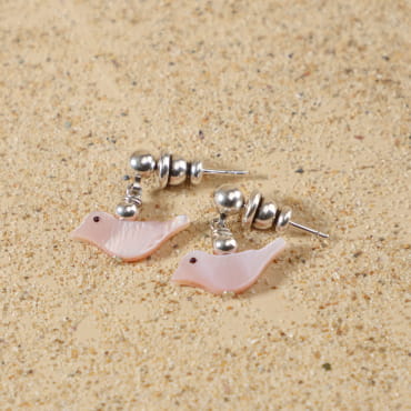 Boucles d’oreilles enfant Britany en métal argenté rose et nacre, bijou fait main en France.