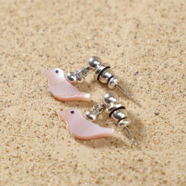 Boucles d’oreilles enfant Britany en métal argenté rosé avec pendentif coquillage, fabrication artisanale française.