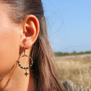 boucles d’oreilles Cadran dorées avec perles vert bouteille portées