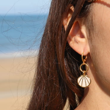 Boucles d'oreilles Caliopee Retour de Plage en coquillage émaillé blanc, monture en métal doré 24 carats, dormeuse dorée – bijou artisanal fabriqué en France
