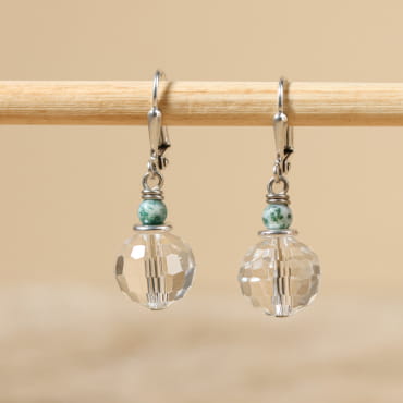 Boucles Conifère argentées, perles vertes et multicolores, comme un feuillage en fête