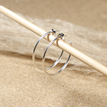 Boucles Creolla argentées, création artisanale française au style intemporel.